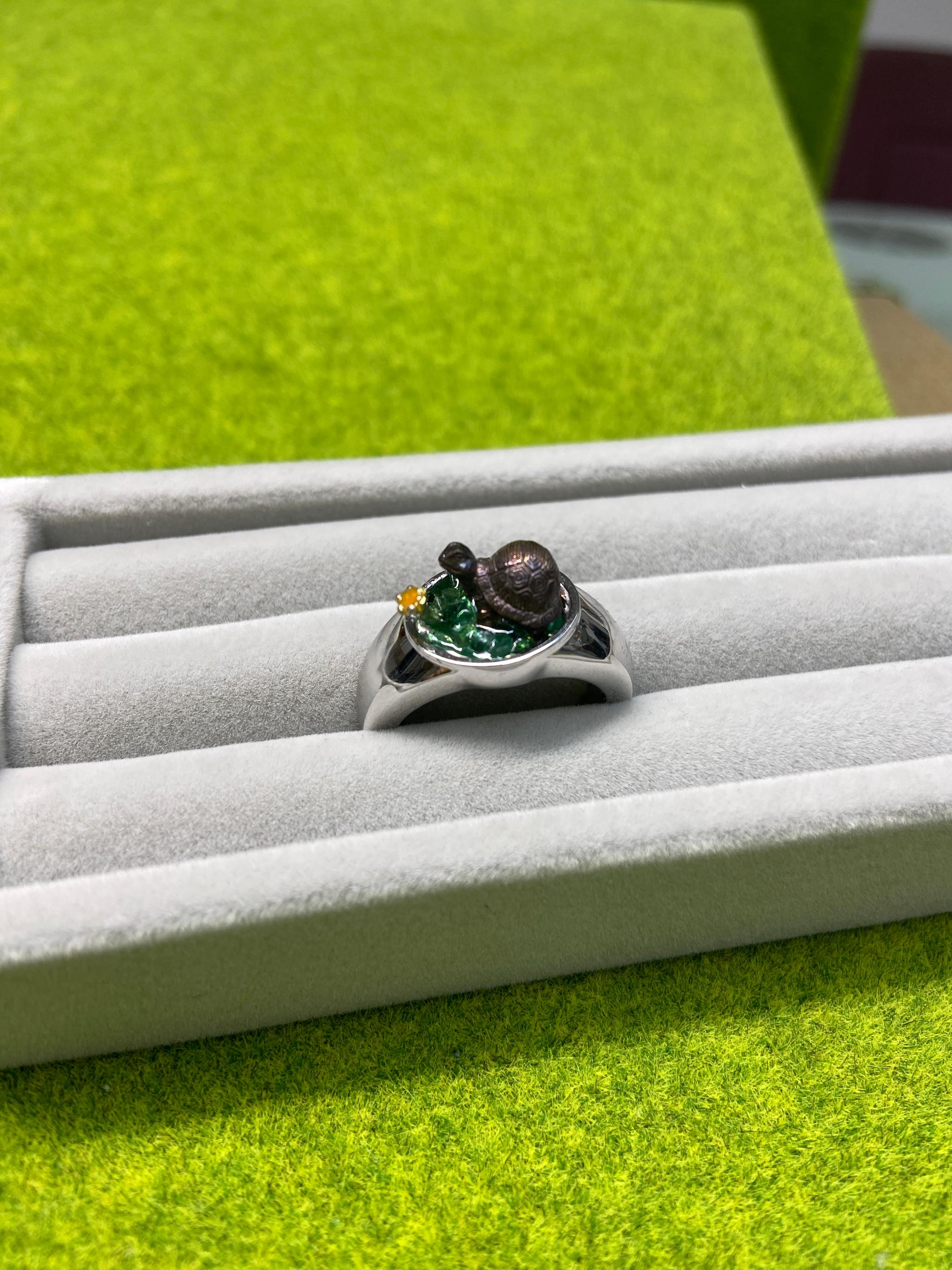 草の上で遊ぶゾウガメさんのリング　　Free Size